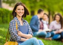 девушка на траве