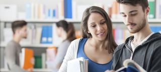 студенты в библиотеке