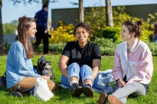 студенты в парке