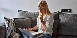 за компьютером