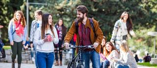 студенты в парке