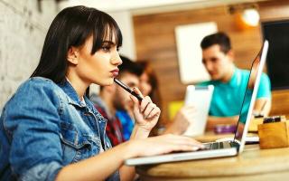 девушка с ноутбуком