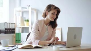 девушка у компьютера