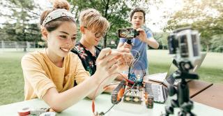 школьники заняты эксперимаентами